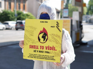 Aktivisté obsadili střechy tří pražských čerpacích stanic. Hasiči jim pomáhali dolů