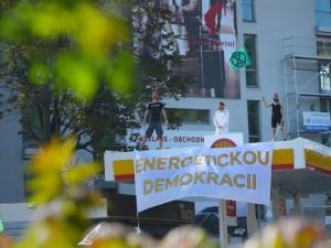 Aktivisté obsadili střechy tří pražských čerpacích stanic. Hasiči jim pomáhali dolů