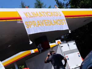 Aktivisté obsadili střechy tří pražských čerpacích stanic. Hasiči jim pomáhali dolů