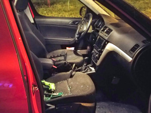 FOTO: Zloděj chtěl vykrást auto. Strážníci ho chytili přímo při činu