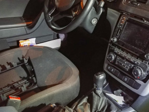 FOTO: Zloděj chtěl vykrást auto. Strážníci ho chytili přímo při činu