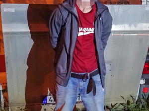 FOTO: Zloděj chtěl vykrást auto. Strážníci ho chytili přímo při činu