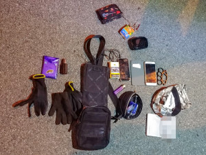 FOTO: Zloděj chtěl vykrást auto. Strážníci ho chytili přímo při činu