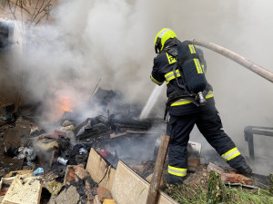 VIDEO: Hasiči zasahovali u požáru v Radlické ulici. Hořel odpad