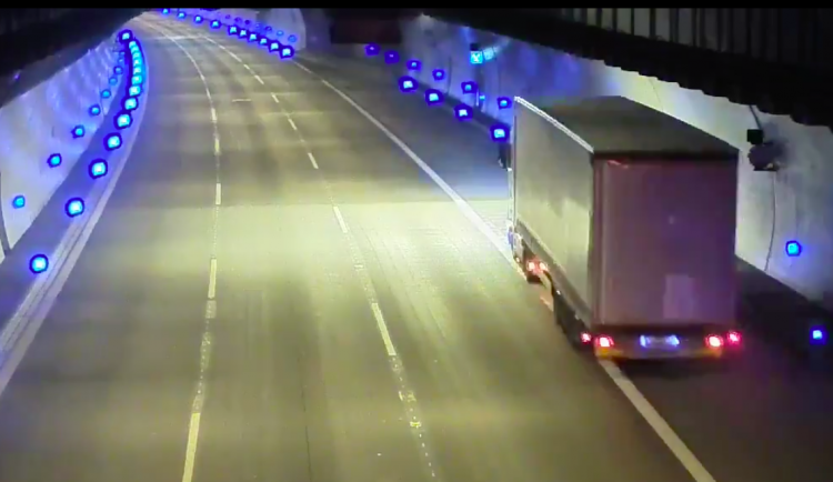 ŘSD zveřejnilo záběry z tragické nehody v Cholupickém tunelu.