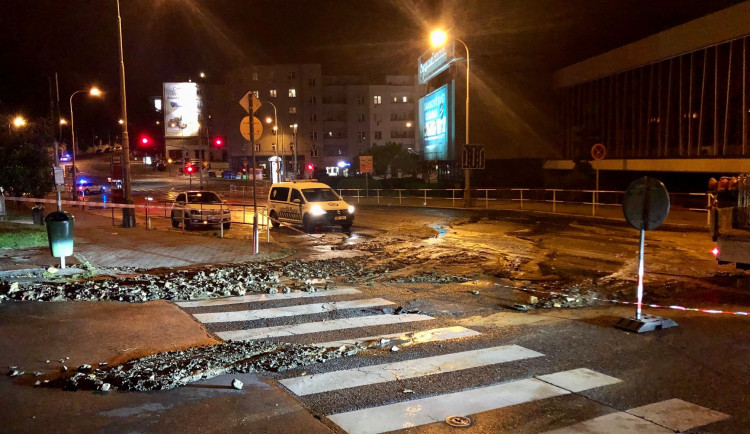 FOTO, VIDEO: Ulicemi Žižkova tekla voda, propadla se silnice. Doprava je již v normálu