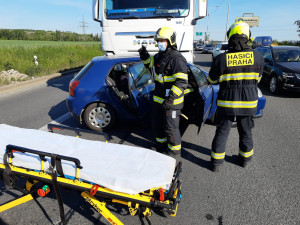 Řidič osobního auta skončil po střetu s náklaďákem zaklíněný v autě. Vyprostit ho museli hasiči