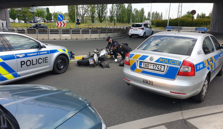 VIDEO: Dramatická honička v ulicích Prahy. Policii ujížděl zfetovaný motorkář