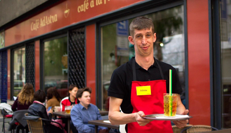 Nejprve koronavirus, poté zloděj. Kavárna AdAstra bojuje o přežití.