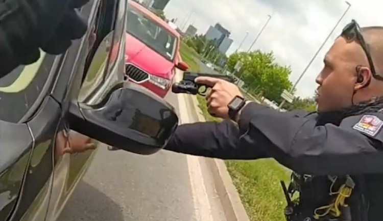 VIDEO: Policisté v Dejvicích vypátrali ukradené BMW. Podívejte se na video ze zadržení řidiče