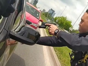 VIDEO: Policisté v Dejvicích vypátrali ukradené BMW. Podívejte se na video ze zadržení řidiče