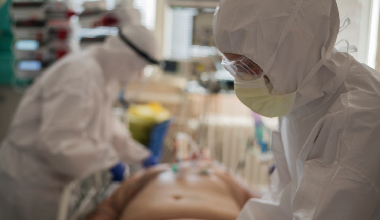 Od pondělí pustí návštěvy jen některé pražské nemocnice. Podívejte se, které to budou