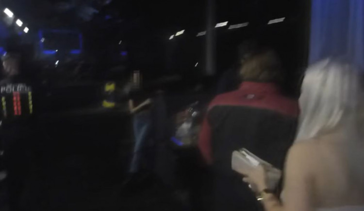 VIDEO: Bar v Masné ulici v Praze otevřel dřív. Mejdan rozpustili strážníci