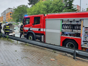 VIDEO: Muž chtěl uhasit hořící motor před příjezdem hasičů. Popálený skončil v péči záchranářů