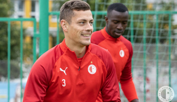 Fotbalisté Slavie znovu trénují. Testy další nakažené neodhalily