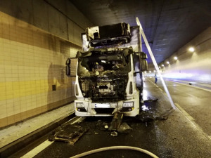 AKTUÁLNĚ: Požár nákladního auta uzavřel Brusnický tunel. Řidič je v nemocnici