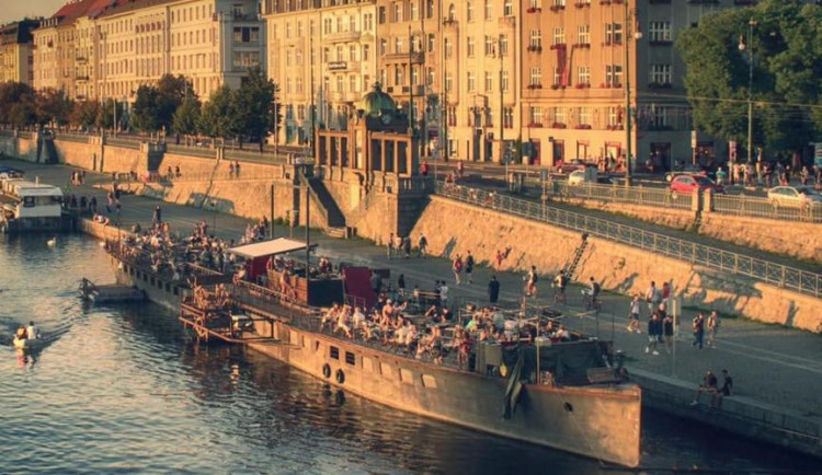 Provozovatel lodi A(VOID) odmítá nabídku města, aby na náplavce zůstal do konce roku