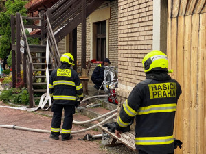 Na Barrandově hořel byt. Při požáru se zranil člověk