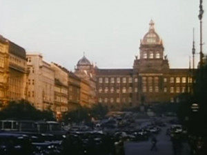 VIDEO: Podívejte se na barevné záběry z Prahy ve třicátých letech