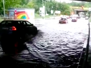 VIDEO: Silnici pod Jižní spojkou zaplavila voda. Auta musela projíždět velkou lagunou