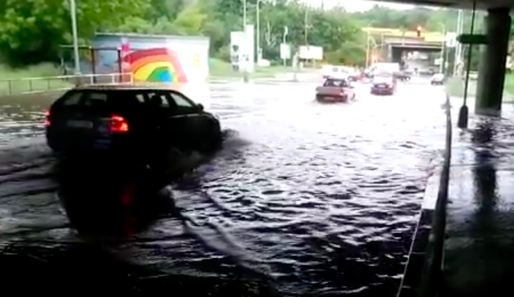 Silnici pod Jižní spojkou zaplavila voda. Auta musela projíždět velkou lagunou.