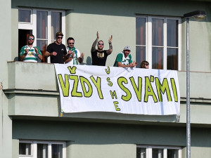 Fanoušci, kam se podíváš. Bohemce se fandilo z balkonů, štaflí i stromu.