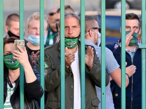 Fanoušci, kam se podíváš. Bohemce se fandilo z balkonů, štaflí i stromu.