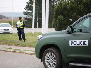 Inspekce obvinila dva pražské policisty, z cizinců prý podvodně lákali peníze