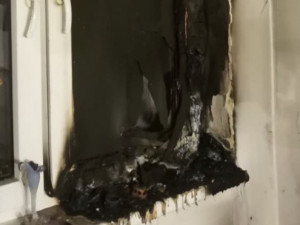 Svíčky na parapetu způsobily požár bytu v Praze 8. Jeden člověk se zranil