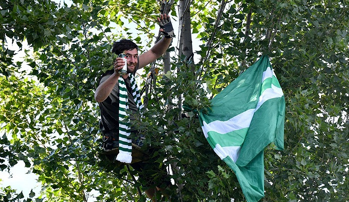 Fanoušci, kam se podíváš. Bohemce se fandilo z balkonů, štaflí i stromu.