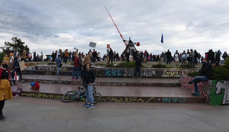Milion chvilek chystá protest v Praze. Vláda prý chtěla využít nouzový stav k překračování demokracie