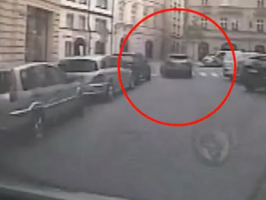 VIDEO: Řidič zaparkoval na přechodu, pak začal ujíždět strážníkům. Byl pod vlivem drog