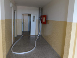 FOTO: Nedbalost při vaření způsoba požár bytu. Hasiči museli objekt evakuovat