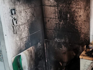 FOTO: Nedbalost při vaření způsoba požár bytu. Hasiči museli objekt evakuovat