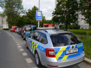 FOTO: Nedbalost při vaření způsoba požár bytu. Hasiči museli objekt evakuovat