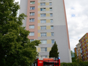FOTO: Nedbalost při vaření způsoba požár bytu. Hasiči museli objekt evakuovat