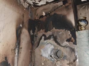 FOTO: Nedbalost při vaření způsoba požár bytu. Hasiči museli objekt evakuovat