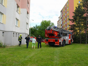 FOTO: Nedbalost při vaření způsobila požár bytu. Hasiči museli objekt evakuovat