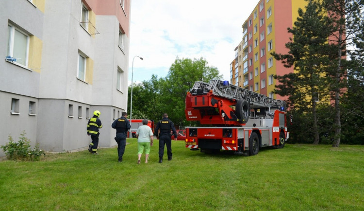 FOTO: Nedbalost při vaření způsoba požár bytu. Hasiči museli objekt evakuovat