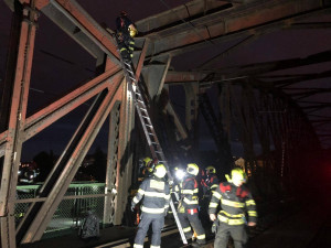 Vylezl na železniční most u náplavky a nemohl se dostat dolů. Pomoci mu museli hasiči