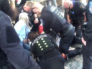 VIDEO: Na Václavském náměstí zkolaboval muž. Život mu zachránil rychlý zásah kolemjdoucích