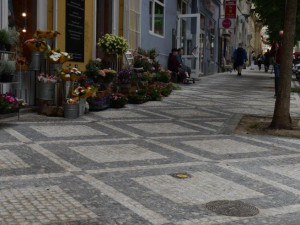 Kamenná mozaika místo asfaltu. Praha 6 chce vrátit chodníkům v historické části původní povrch