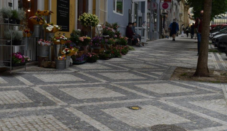 Kamenná mozaika místo asfaltu. Praha 6 chce vrátit chodníkům v historické části původní povrch.