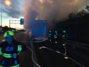 VIDEO: Ranní požár kamionu na Pražském okruhu likvidovaly dvě jednotky hasičů