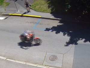 FOTO, VIDEO: Dvojice s kradeným motocyklem si všiml policista venčící psa. Muže zadržel a předal kolegům
