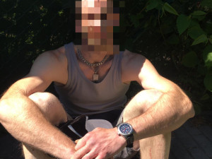 Dvojice s kradeným motocyklem si všiml policista venčící psa. Muže zadržel a předal kolegům.