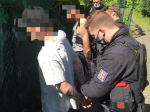 Dvojice s kradeným motocyklem si všiml policista venčící psa. Muže zadržel a předal kolegům.