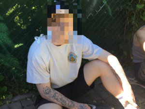 Dvojice s kradeným motocyklem si všiml policista venčící psa. Muže zadržel a předal kolegům.