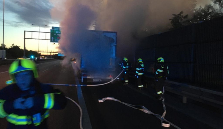 VIDEO: Ranní požár kamionu na Pražském okruhu likvidovaly dvě jednotky hasičů