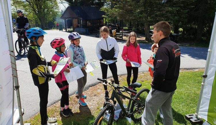 Projektu Na kole jen s přilbou je deset let. S cyklisty bude slavit napříč celou republikou